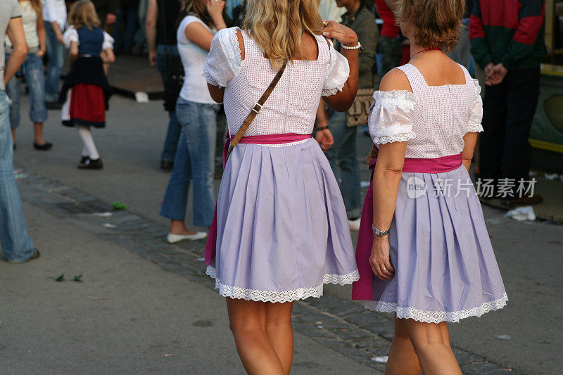 两个穿着服装的女人参加十月节