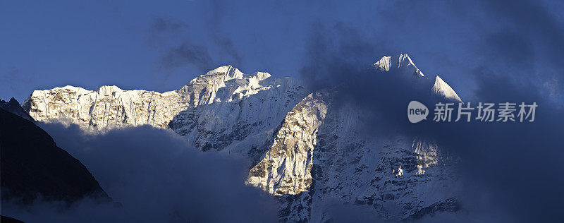 戏剧性的雪峰，高海拔山脊喜马拉雅尼泊尔