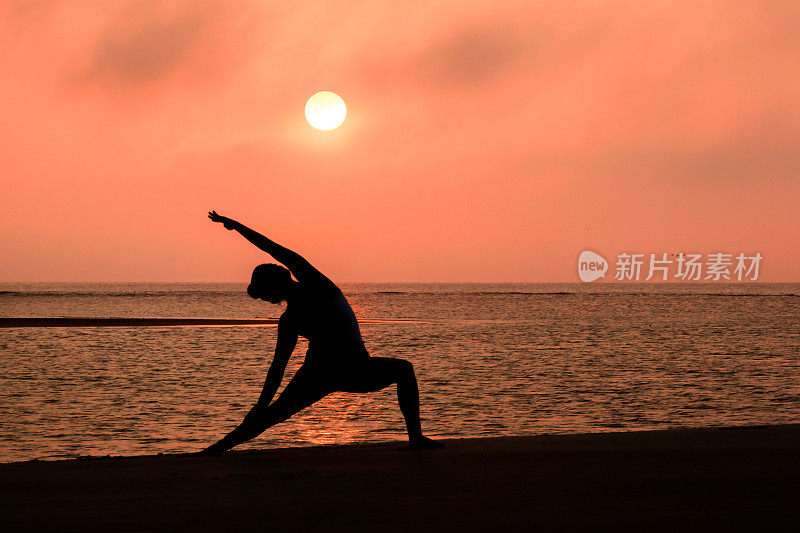 日出瑜伽反向武士姿势