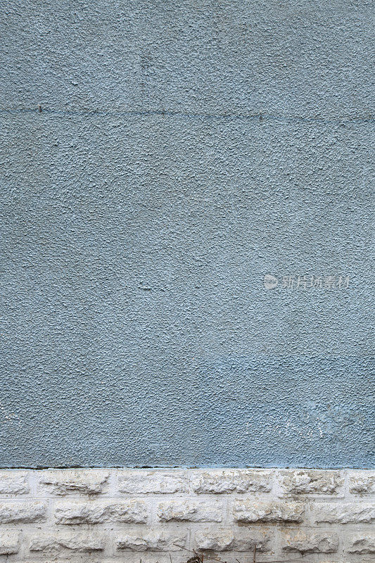 未经加工的混凝土垃圾蓝色墙壁