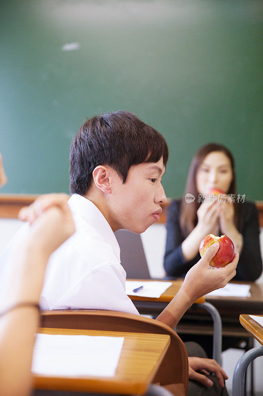 学生们在教室里吃零食