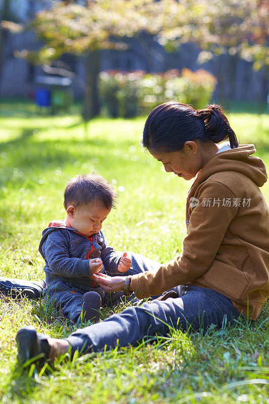 可爱的亚洲小男孩和他的祖母在户外