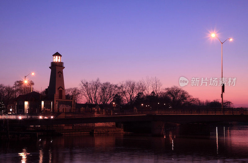 港口灯塔的日落照片