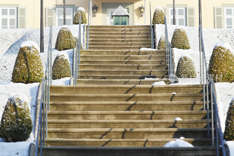 步入白色冰雪覆盖的公园温泉浴场德国别墅