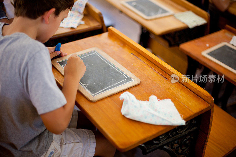 男孩在老式学校古董教室