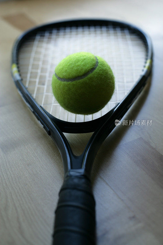 网球拍和球
