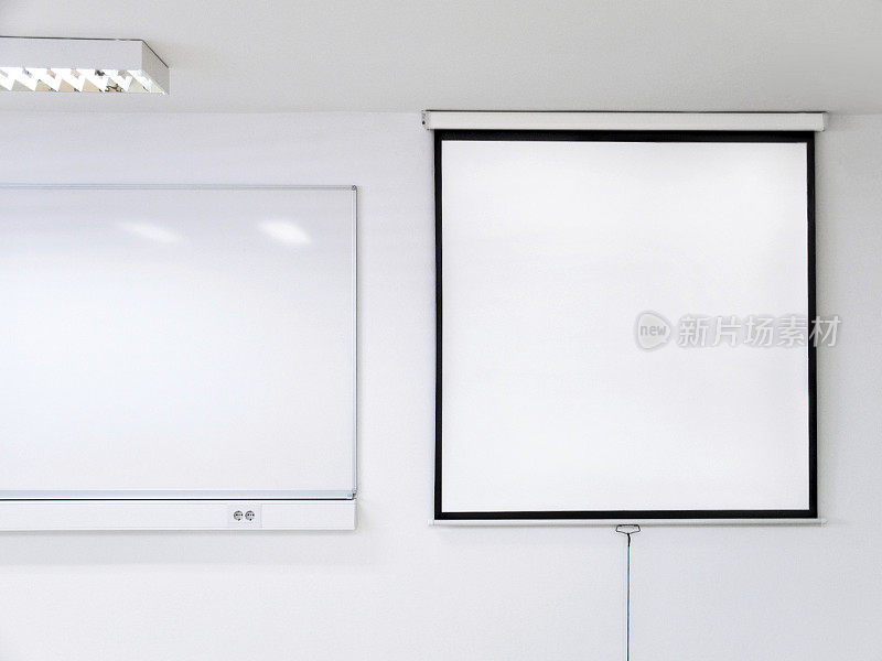 教室里的投影屏幕和白板