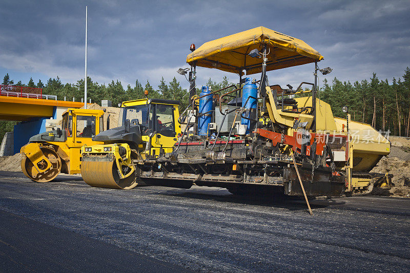 公路上的筑路机械