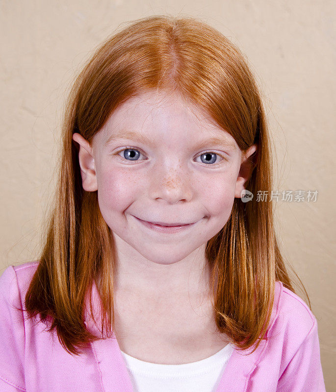 红头发的小女孩微笑着