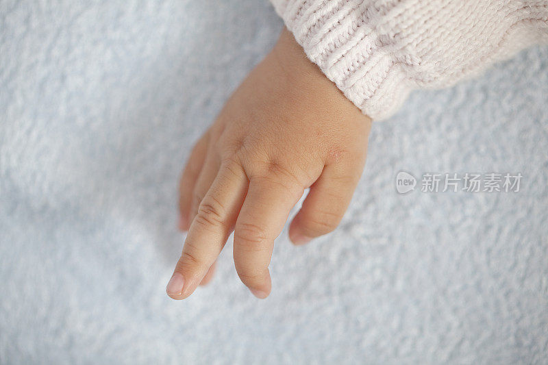 宝宝的小手伸出手指