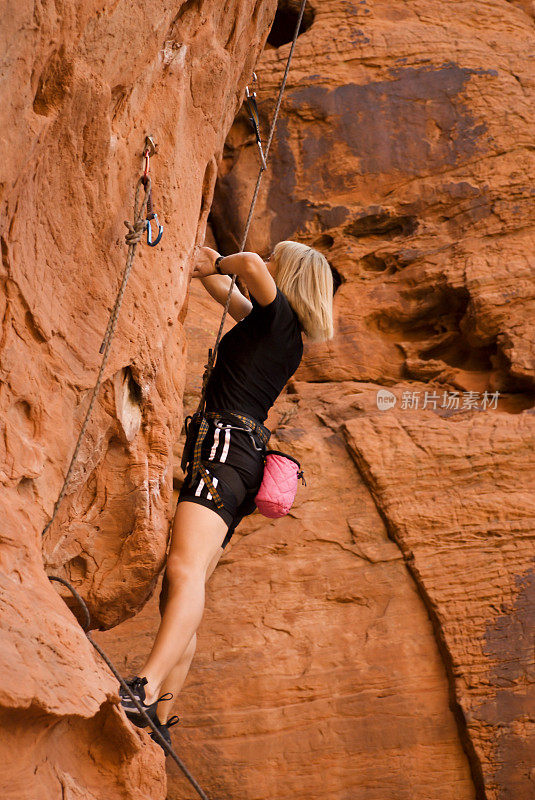 女性攀岩者