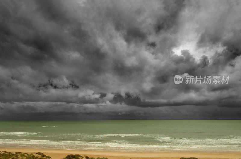 暴风雨来了，在海滩上