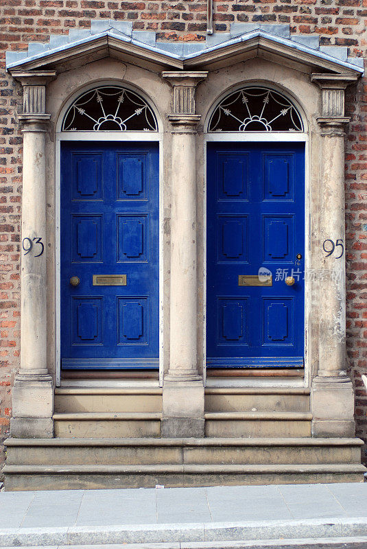两条蓝色的门