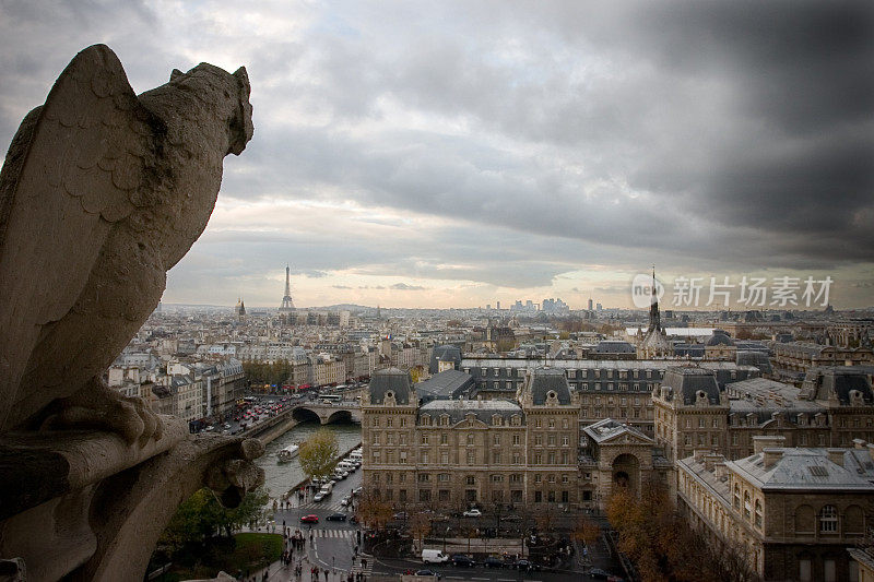 从巴黎圣母院看暴风雨正在逼近巴黎
