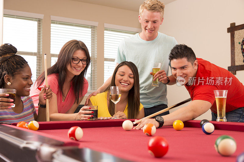 游戏:朋友们一起打台球，一起喝酒。