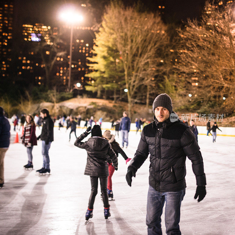 中央公园滑冰场的严肃人物，冬天