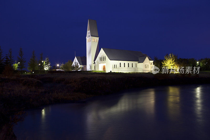 冰岛塞尔福斯教堂的夜景