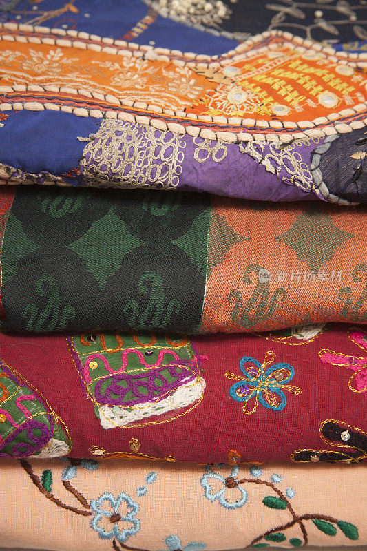 来自印度的折叠纱丽衣服。亚洲市场。