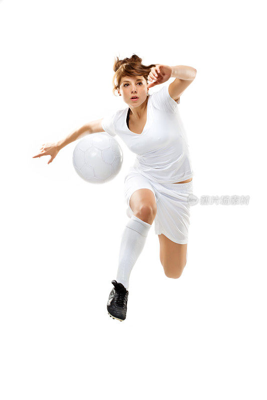 女足球运动员带着足球奔跑