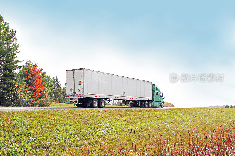 一辆十八轮货车在高速公路上拖着货物的风景