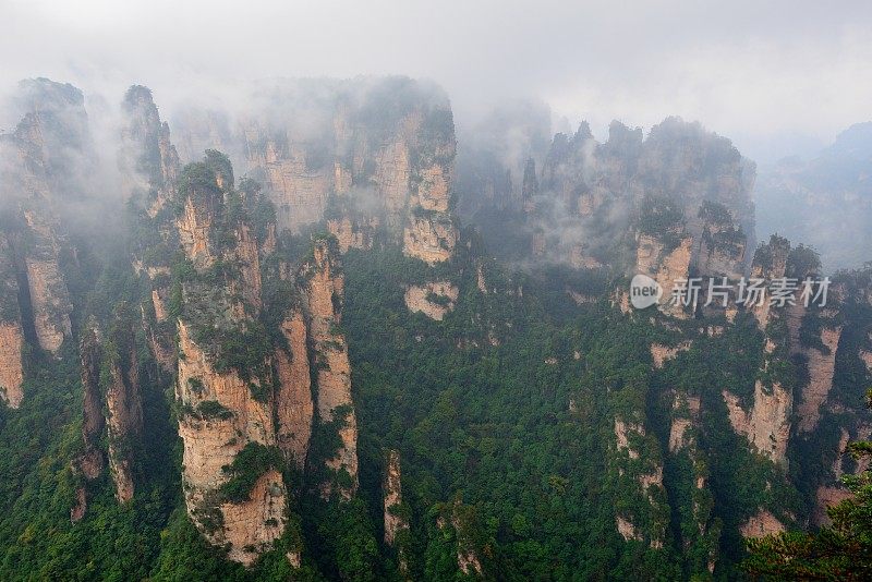 雨中的奇峰