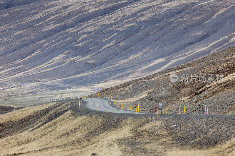 穿越冰岛风景的道路