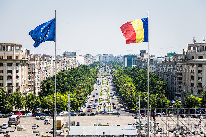罗马尼亚和欧盟旗帜飘扬在罗马尼亚的布加勒斯特