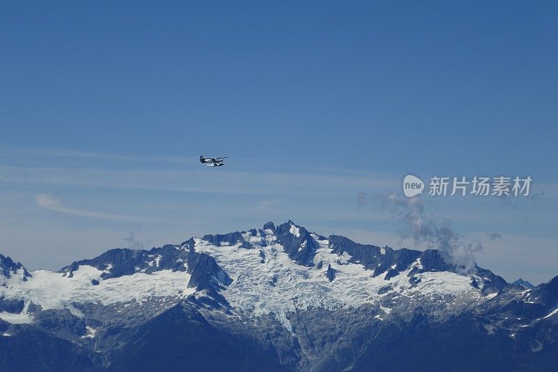 飞机在雪山上空飞行