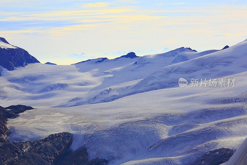 在瑞士阿尔卑斯山，恬静的日出中，田园诗般的戈尔纳冰川高原崩裂