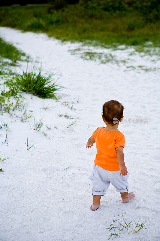 小女孩在沙滩上走开了