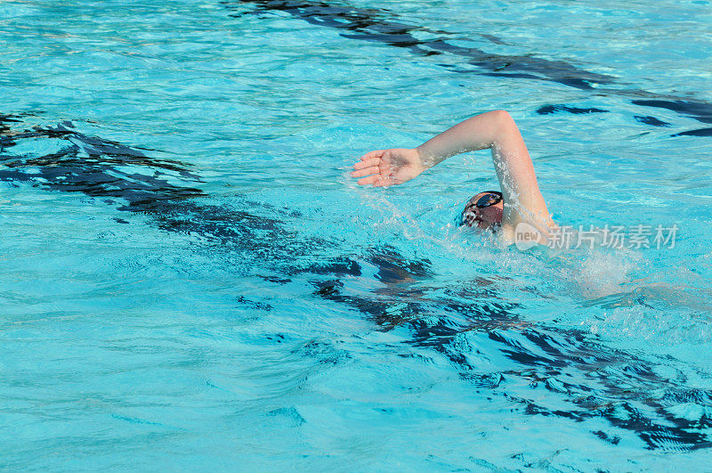 年轻女性儿童运动员自由式游泳比赛在游泳池