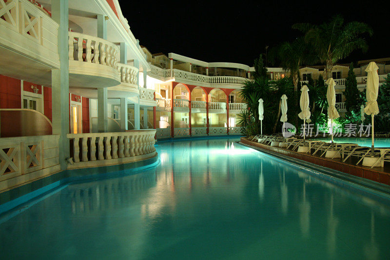 晚上有游泳池的酒店