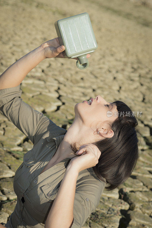 绝望的女人没有水喝