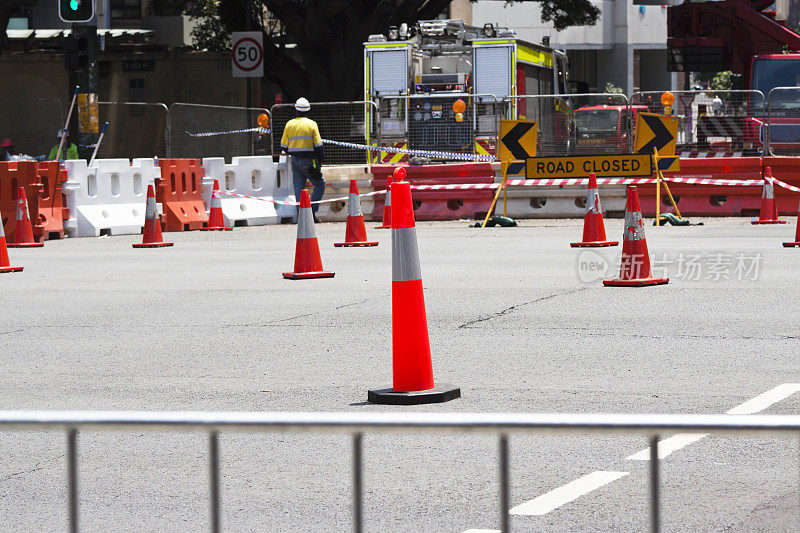 道路封闭与安全红色锥形建筑工程