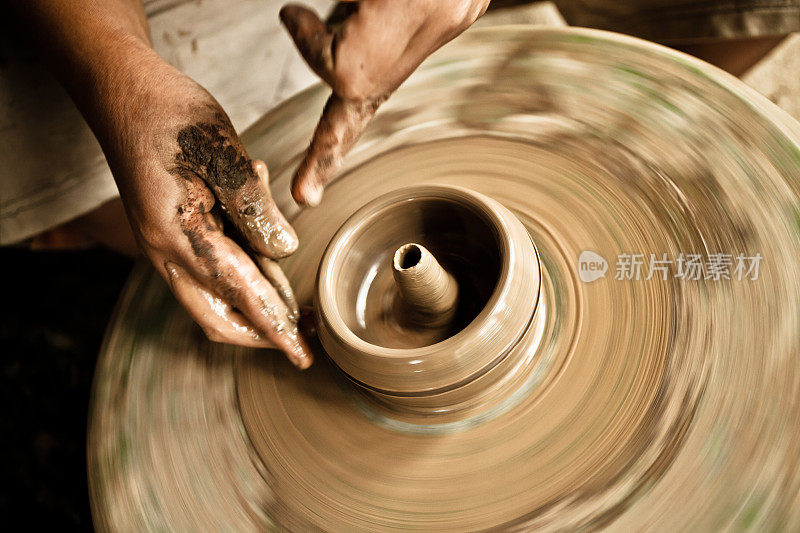 陶工的双手在陶土中制作物品