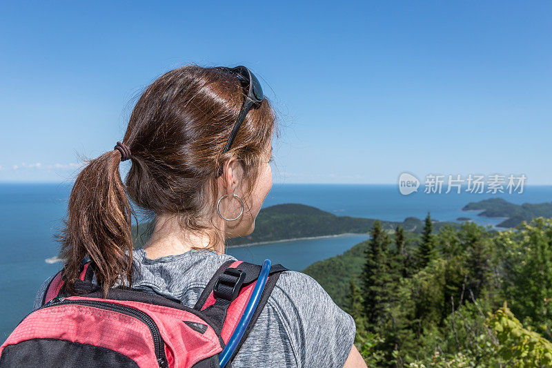 在山顶上看风景的女人