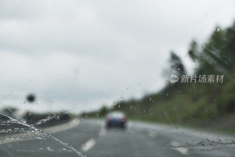 下雨时的汽车挡风玻璃