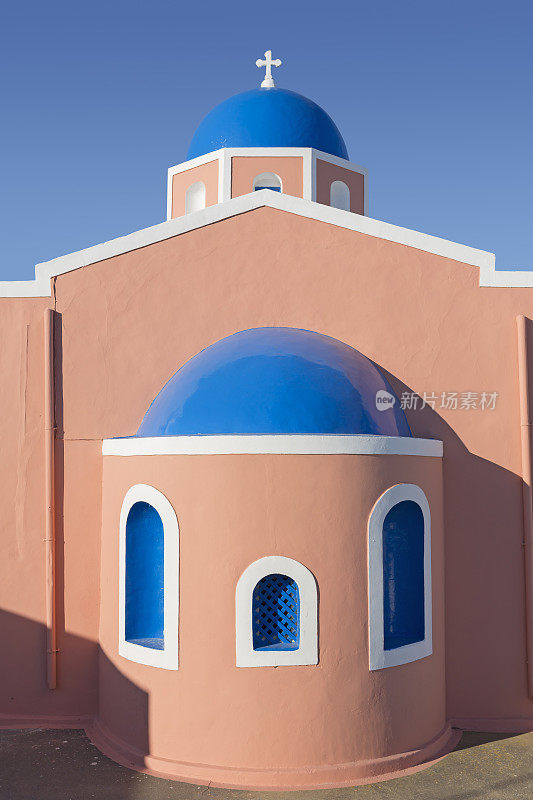 希腊伊亚岛圣托里尼蓝圆顶教堂