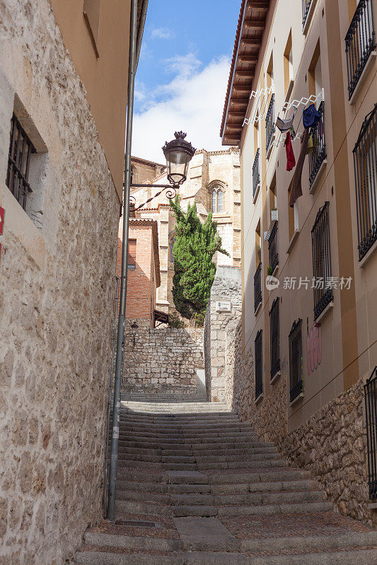 西班牙布尔戈斯、卡斯提尔和莱昂的狭窄小巷。