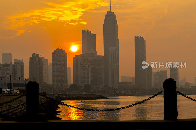 日落时的海滨城市景色