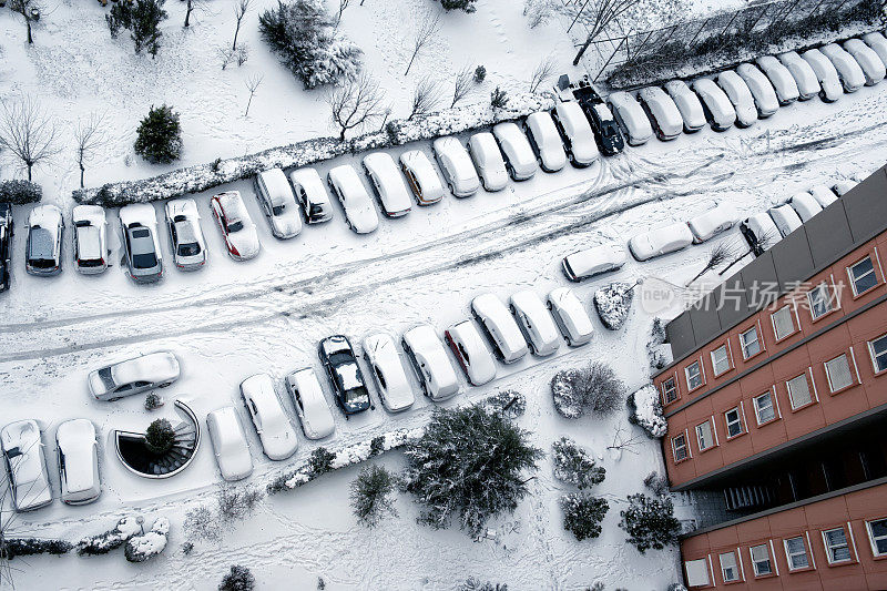积雪覆盖的停车场