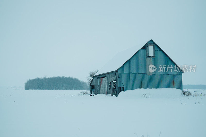 废弃的谷仓前的加拿大冬季场景