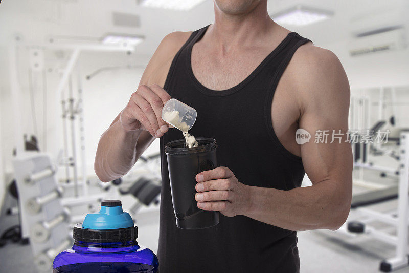 体重增加。人将乳清蛋白与氨基酸混合在搅拌机中，作为健身膳食补充剂。健身，肌肉恢复和运动概念。