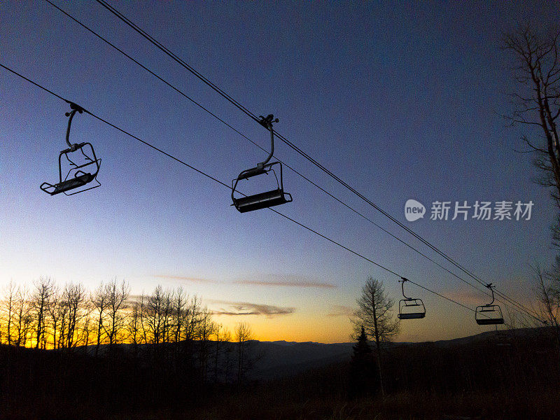 夕阳下的滑雪缆车剪影