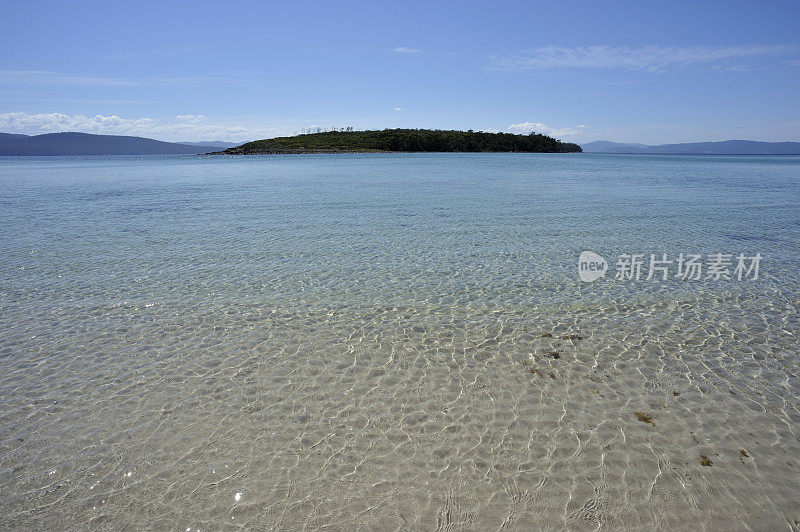 布鲁尼岛的海滩和大海，