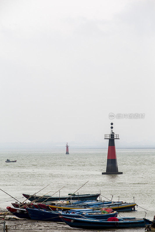 海上的渔船和灯塔