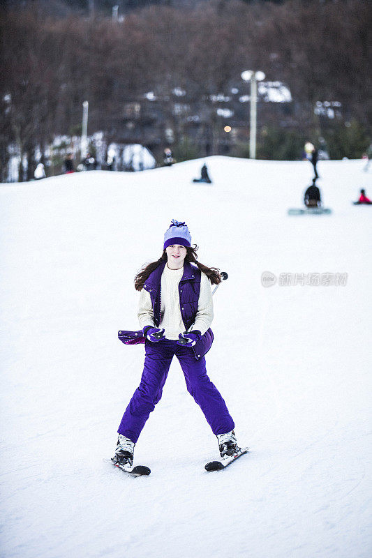 滑雪胜地的兔子斜坡上的女孩