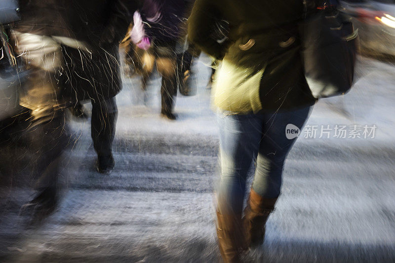 人们在雪下行走