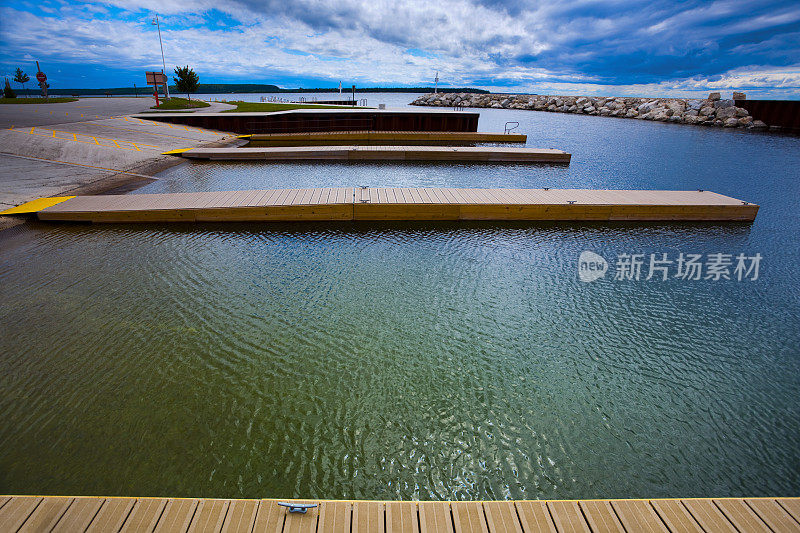 有码头的港口码头，五彩缤纷的夏季水域和天空