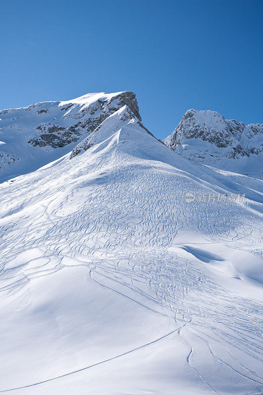 奥地利滑雪胜地圣安东的山区景观